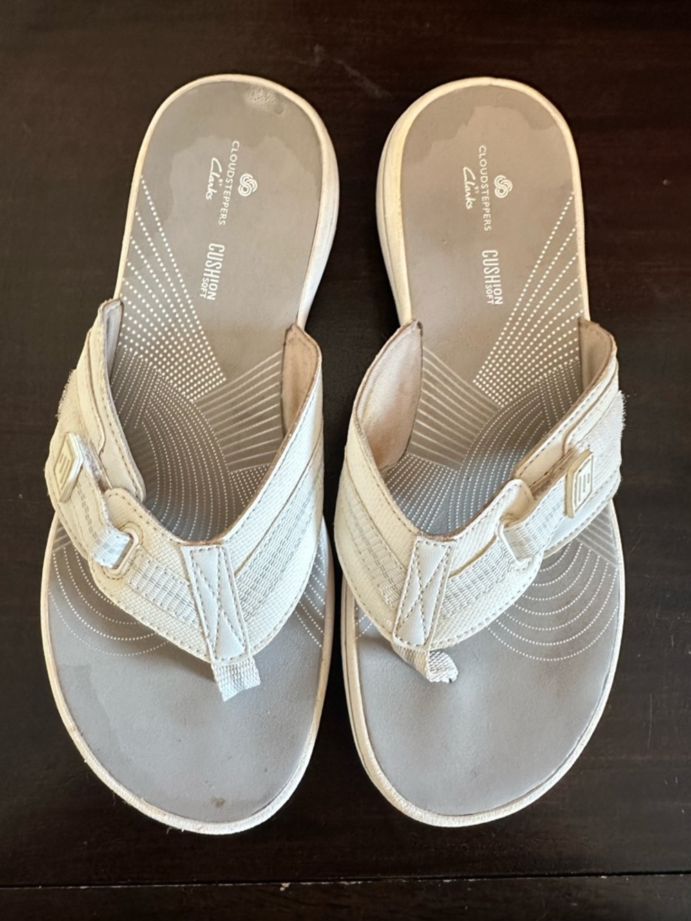 Cloudsteppers by Clark. Cushioned Thong Sandals in white & grey